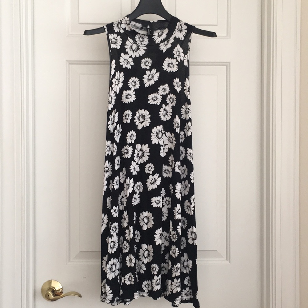 Forever 21 Women’s Dress S Black White Floral Daisies Sundress Flowy Sleeveless - Picture 1 of 7
